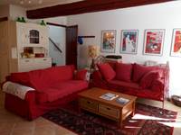 Le salon avec ses deux canapés confortables
