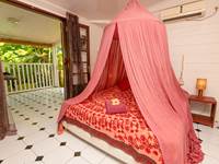CHAMBRE DE LA LOCATION YLANG 1 À L'ÉTANG SALÉ BAOBAB ET PALMIERS À LA REUNION