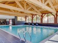 Espace détente avec grande piscine chauffée toute l'année