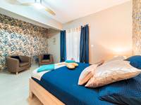 Chambre lumineuse avec un accès direct à la piscine