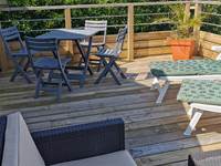 Terrasse solarium face à la mer avec transats, salon pour un séjour romantique