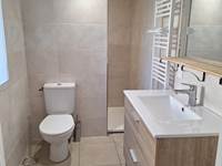 Salle de bain  1ere etage gite 12 personnes faux la montagne creuse
