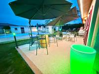terrasse-mas-des-anges-table-repas_soussans-margaux_couple-famille-vignoble_éclairage-couleur_mange-debout-tonneau_conviviale.jpg