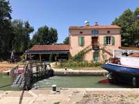 La péniche Gaïa en peine "bassinée" devant le resto guinguette "Chez Gabriel" à Lacourt Saint-Pierre