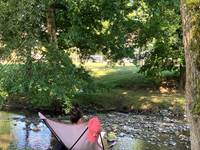 Un bon bouquin au frais au bord de la rivière