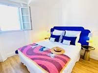 Lit largeur 160cm et sur-matelas pour votre confort.