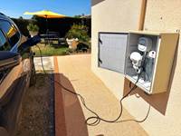 borne-recharge-rapide-voiture-electrique-hybride-mas-des-anges_soussans-margaux_famille-couple-etape.jpg