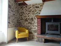 Fauteuil et cheminée du Gîte de la Chevêche
