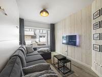 Woonkamer met televisie en uitklapbed