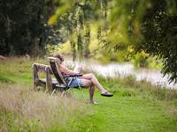 Lecture en bord de Semois