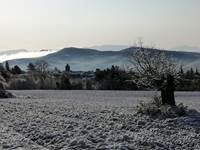 Neige printaniere sur le village de Cruis