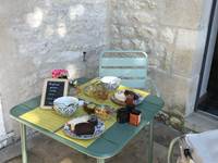 Le petit déjeuner maison sur la terrasse