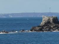 Vue sur l’île d’Ouessant depuis la plage à 150 m des Chalets de Kerescar à Plouarzel pour des loisirs en bord de mer en Bretagne