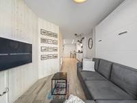 Woonkamer met televisie en uitklapbed