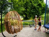 Les enfants jouent, les parents se détendent