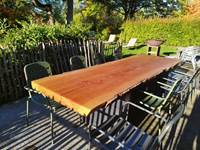 une des tables du jardin