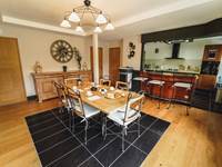 salle à manger, bar de cuisine, poêle à granulé, meubles d'ébénistes