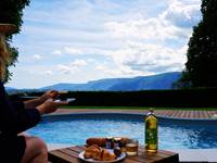 Petit déjeuner terrasse avec vue sur les montagnes au Manoir du Colombier Ain