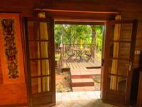 vue de la terrase depuis l interieur du bungalow