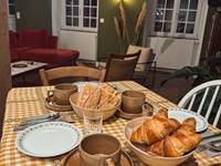 Petit déjeuner installé avec soin, prêt à être partagé dans une ambiance conviviale.