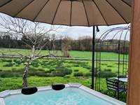 SPA abrité par parasol déperlant
