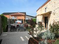 Ia terrasse, au fond le spa sous la tonnelle