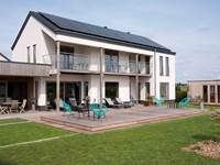 La Chabetaine avec sa terrasse mobile couvrant la piscine