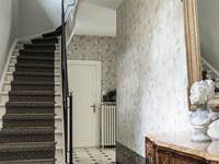L'entrée et l'escalier d'accès aux chambres
