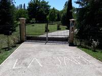 Entrée du domaine vue de la route