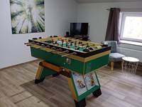Kicker dans le hall de détente à l'étage