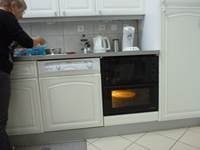 four et micro-ondes en cuisine