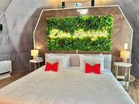 Lit géant avec décoration moderne