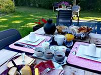 Petit déjeuner en terrasse par beau temps