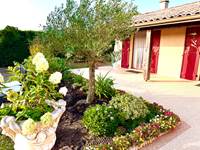 terrasse_arbre-olivier_fleurs_mas-des-anges_soussans-margaux_couple_travailleur_vrp-voyageur_proche-parking-privé_vigne_code-portail-chambre.jpg