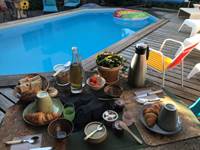 Petit-déjeuner au bord de la piscine