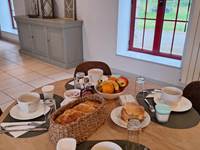 Petit-déjeuner maison servi entre 8h et 10h tous les matins