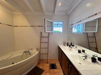 La salle de bains de la suite