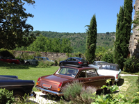 pendant vos visites de groupe, garez vos vieilles voitures dans la cour !