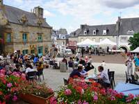 Ambiance conviviale et musicale « Les Mardis de l’été » à Saint-Renan pour agrémenter vos vacances aux chalets de Kerescar.”