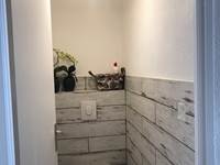 LES TOILETTES A L'ETAGE OU AU REZ DE CHAUSSE