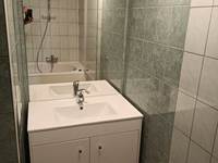 Salle de bain avec baignoire.