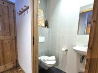 WC séparés avec lavabos dans tous les appartements