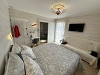 chambre-raphael-lit-queen-size160x200_canapé-2-places_spacieuse_calme_lumineuse-salle-de-bains-privative_mas-des-anges_soussans-margaux_pmr-famille