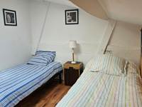 Chambre enfants à l' étage :lits 90/200