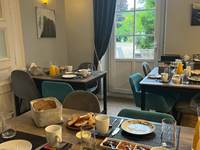 Le petit déjeuner servi dans le bar