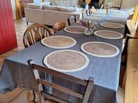 Grande table salon gîte de groupe vue sur le jardin