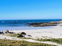 Depuis les Chalets de Kerescar à Plouarzel, l’île Ségal et le GR34 accessibles à 150 m invitent aux balades nature en Bretagne