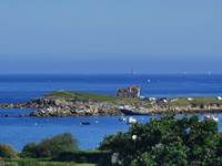 Profitez d’une belle vue mer depuis votre terrasse sur la Baie de Porspaul pour un séjour paisible dans le Finistère