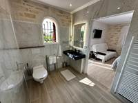 salle-de-bain-raphael-lavabo-toilettes-pmr_mas-des-anges_soussans-margaux_pmr-handicap_luxueuse