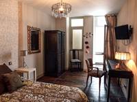 Chambre spacieuse coin bureau